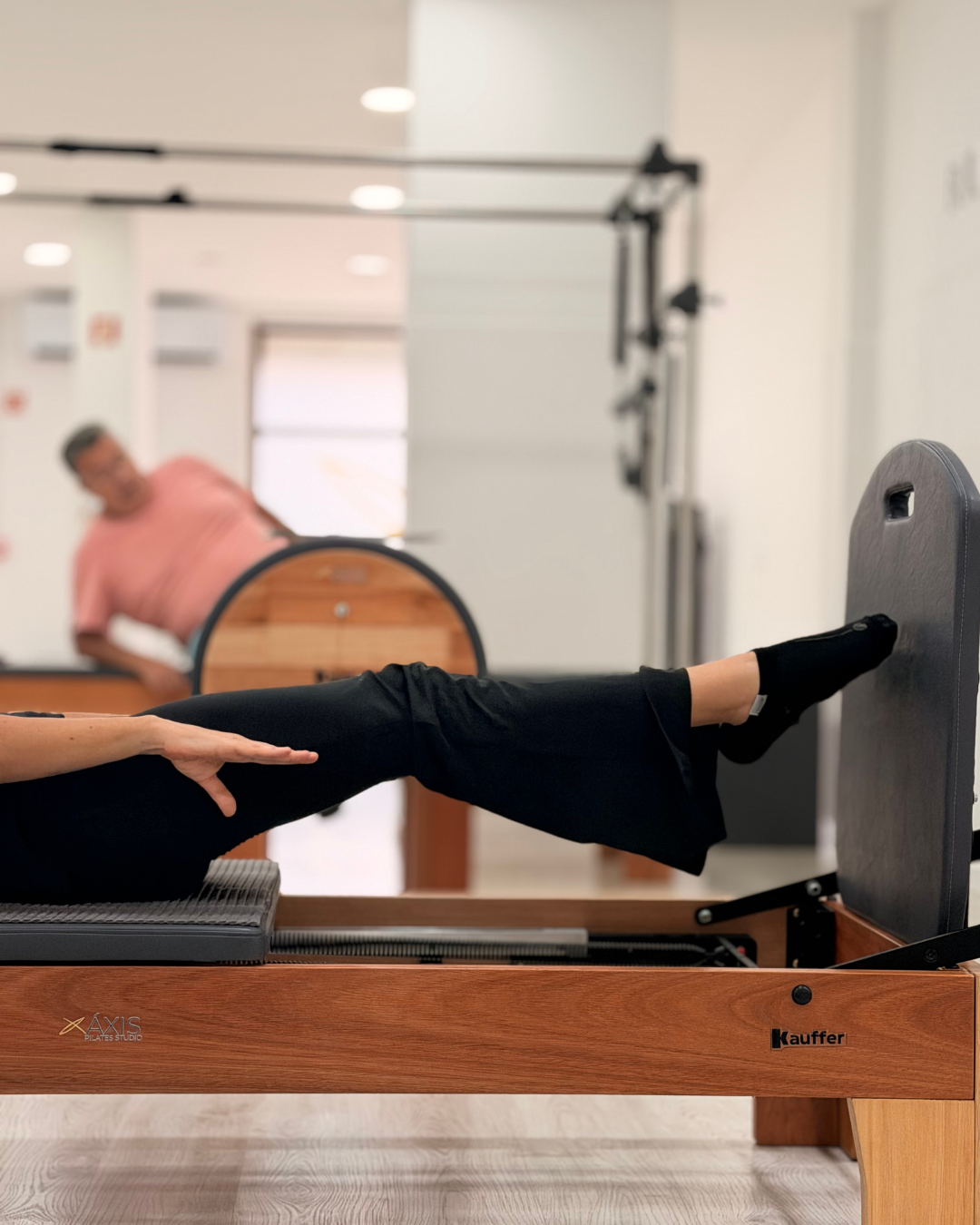 Aluna a trabalhar no reformer no Áxis Pilates Studio