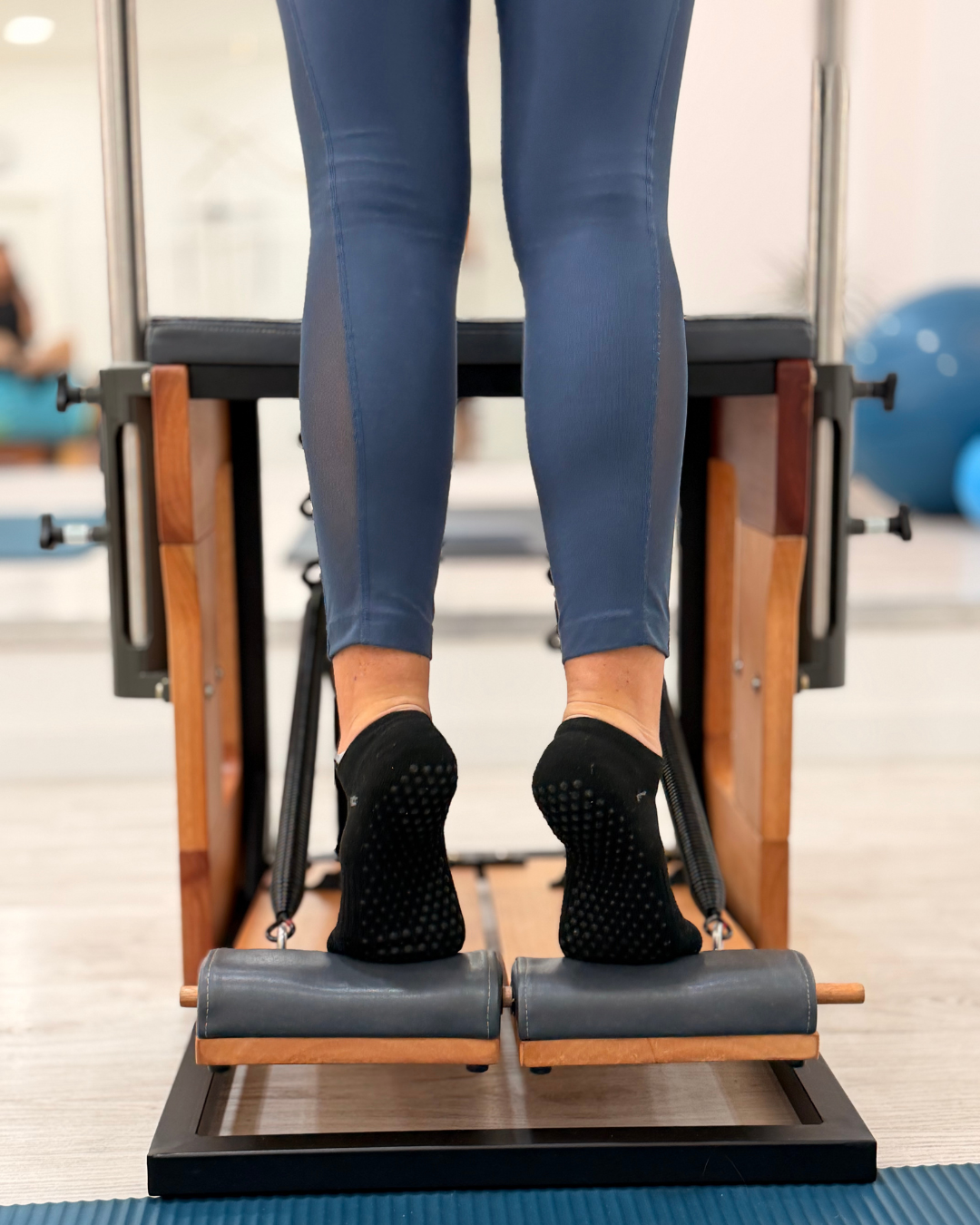 Pés em meias antiderrapantes no aparelho de Pilates