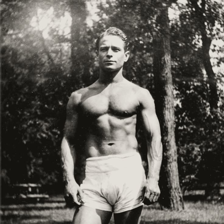 Joseph Pilates demonstrando um exercício num reformer de madeira