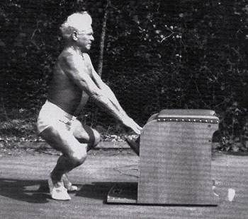Joseph Pilates a ensinar uma aluna num estúdio de Nova Iorque